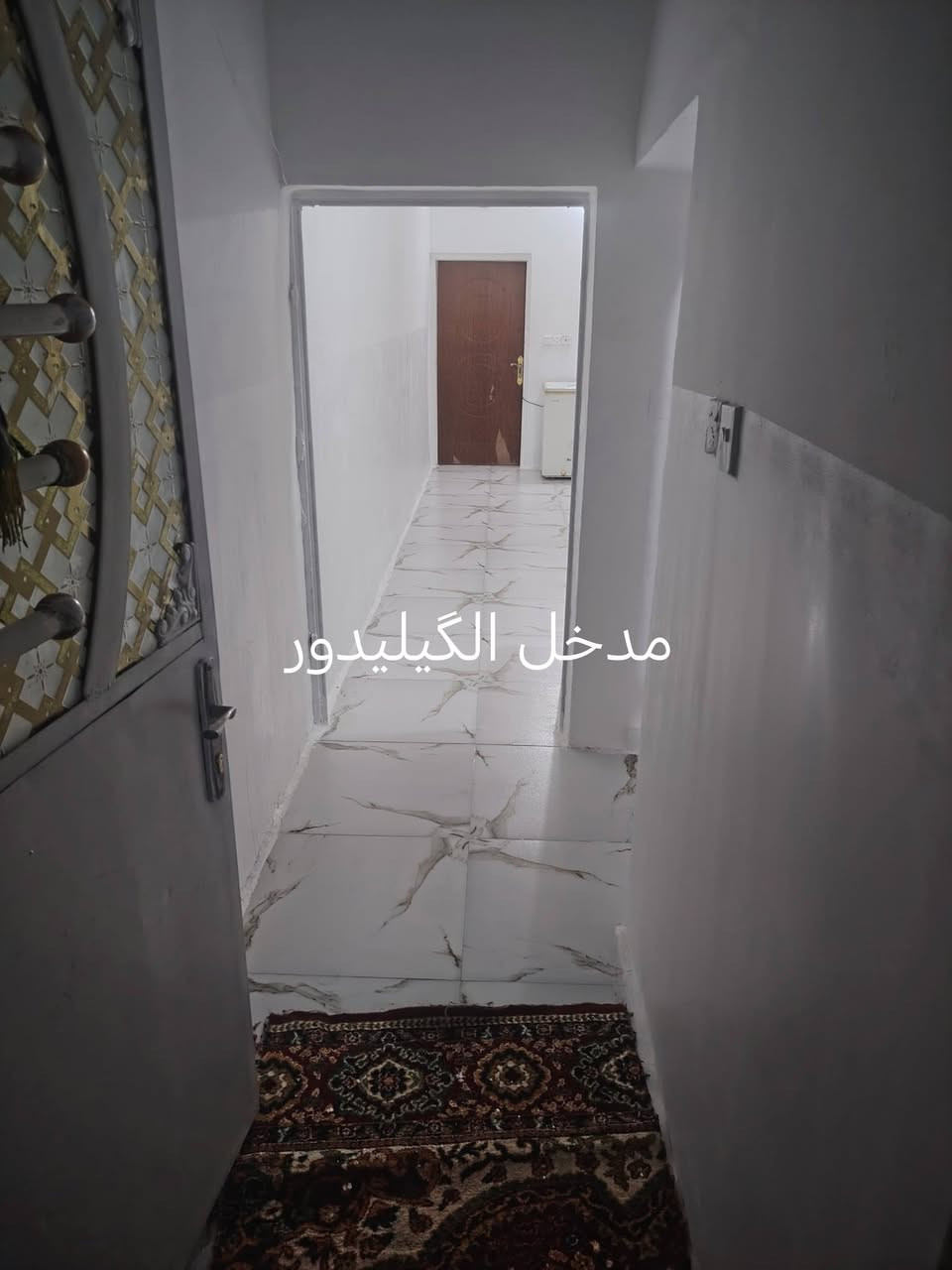 بيت مناسب للبيع على طريق المطار خلف حسينيه عبد العظيم من يم نزلة اهل المخضر مساحه البيت ١١٠ م يبعد عن طريق الشارع ٦٠٠م منطقه سكنيه متوفر ماء كهرباء وخط مولد عرض الشارع ١٠م للأستفسار اتصل على الرقم *********** واتساب
