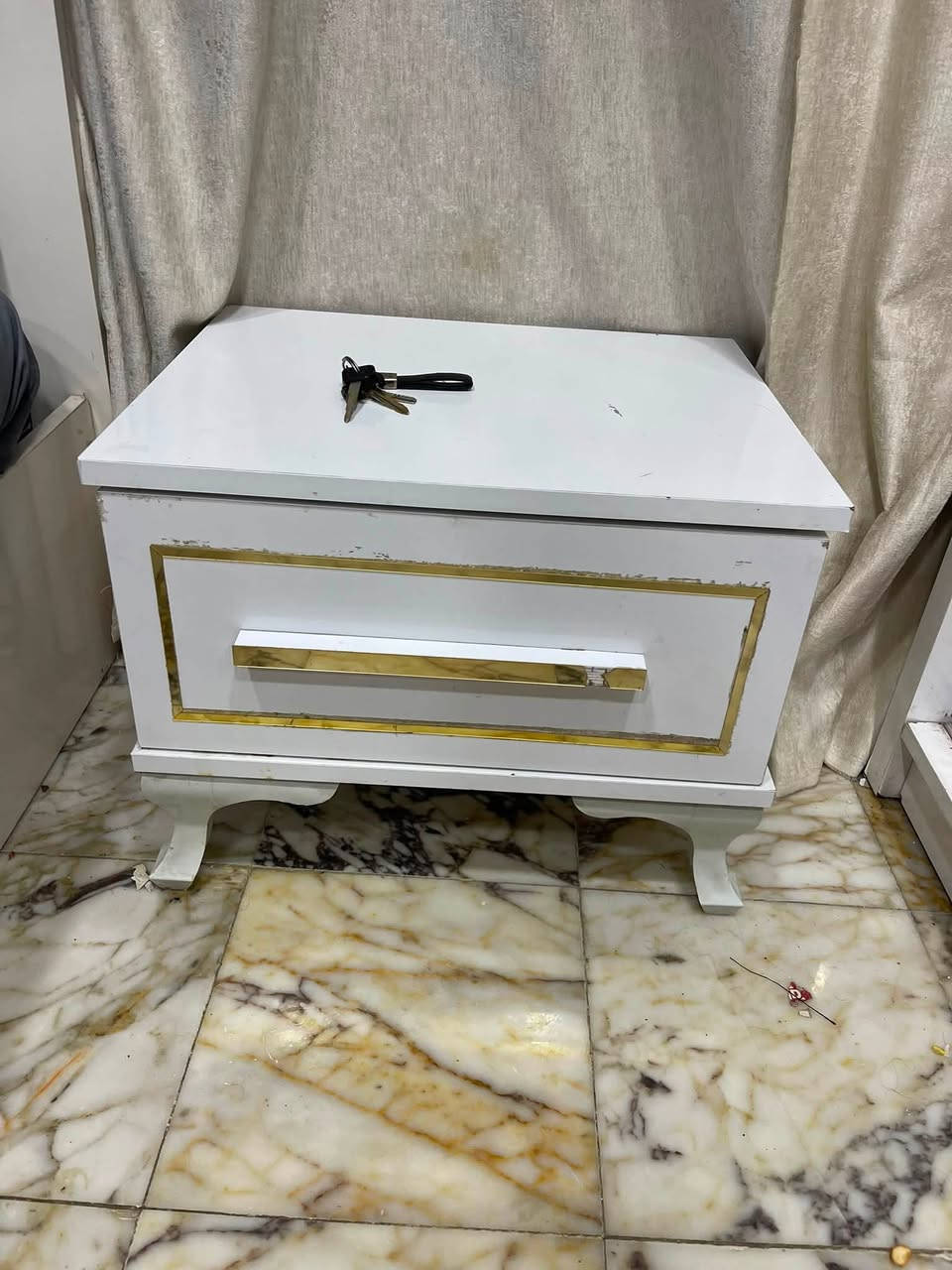 سلام عليكم غرفه نوم مستعلمه جديده كدامكم  نضافه ٩٠ بل ميه بيه جربايه نوع صويا بس الخشبه اب ٦٠ الف ماخذه ضرر بيه بس مجر واحد يرادله بس براغي ممكسور  مال ميز تواليت  سعره ٣٥٠ وبيه مجال مستعجل عله بيعته بسبب ضروف مكاني كاضميه عبد المحسن رقمي بس واتساب *********** متواجد خاص
