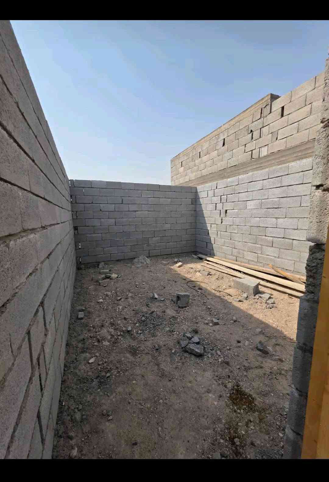 يتوفر لدينا دار هيكل للبيع

مساحه 200متر 

العنوان البصرة منطقة أم النعاج مقابيل حي بغداد 

جنس العقار طابو مالك صرف زراعي باسم عراقي سند 25 وكالة ونصخ من الطابو ومكاتبة من المالك مباشره 

يحتوي البيت على غرفتين٢ منام كبار 
وديوانية 
وصالة 
ومطبخ 
وصحيات داخلي وخارجي 
وكراج سيارة 

شارع 10متر 
منطقة هدوء وقريبة علة مركز المدينة 
بناء بلوك تاجريان 

جميع الخدمات متوفرة ماء كهرباء مدارس نت كلشي قريب على السعر((60مليون وبي مجال))
اللاستفسار الاتصال على الهاتف ☎️ 📞 
***********

نص مكتوب في الصور:
- مراسلة DDr...