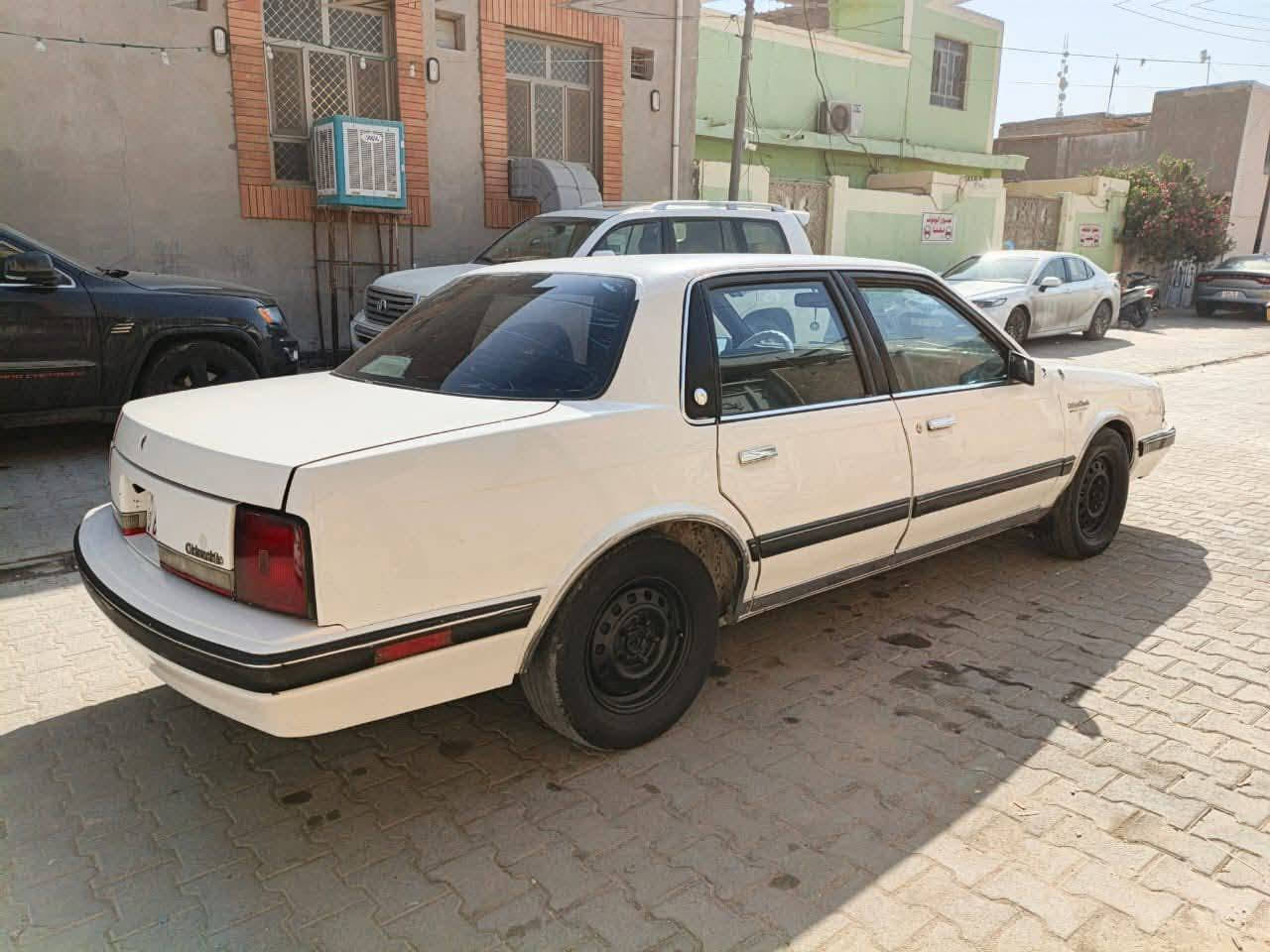 اولدز للبيع موديل 90 
رقم بغداد دولي باسمي سنويه ستوها سقطت
مابيها ضربه ولا خياس حتى مامصبوغه عل بلاد 
كشرها حلو 
مكينه وكير شرط تخم تاير حداديه بيها ملاحضات 
سنتر لوك داخلها نضيف 
سعره 28 بيها مجال لشراي 
مكاني سماوه قضاء الرميثه 
***********
