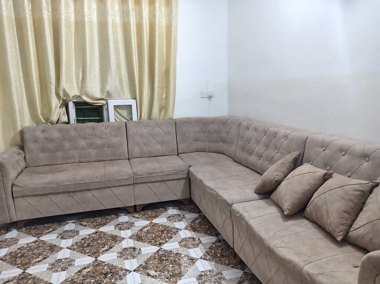 قنفات للبيع الطول 7متر السعر خاص او التواصل علئ الواتساب
***********
