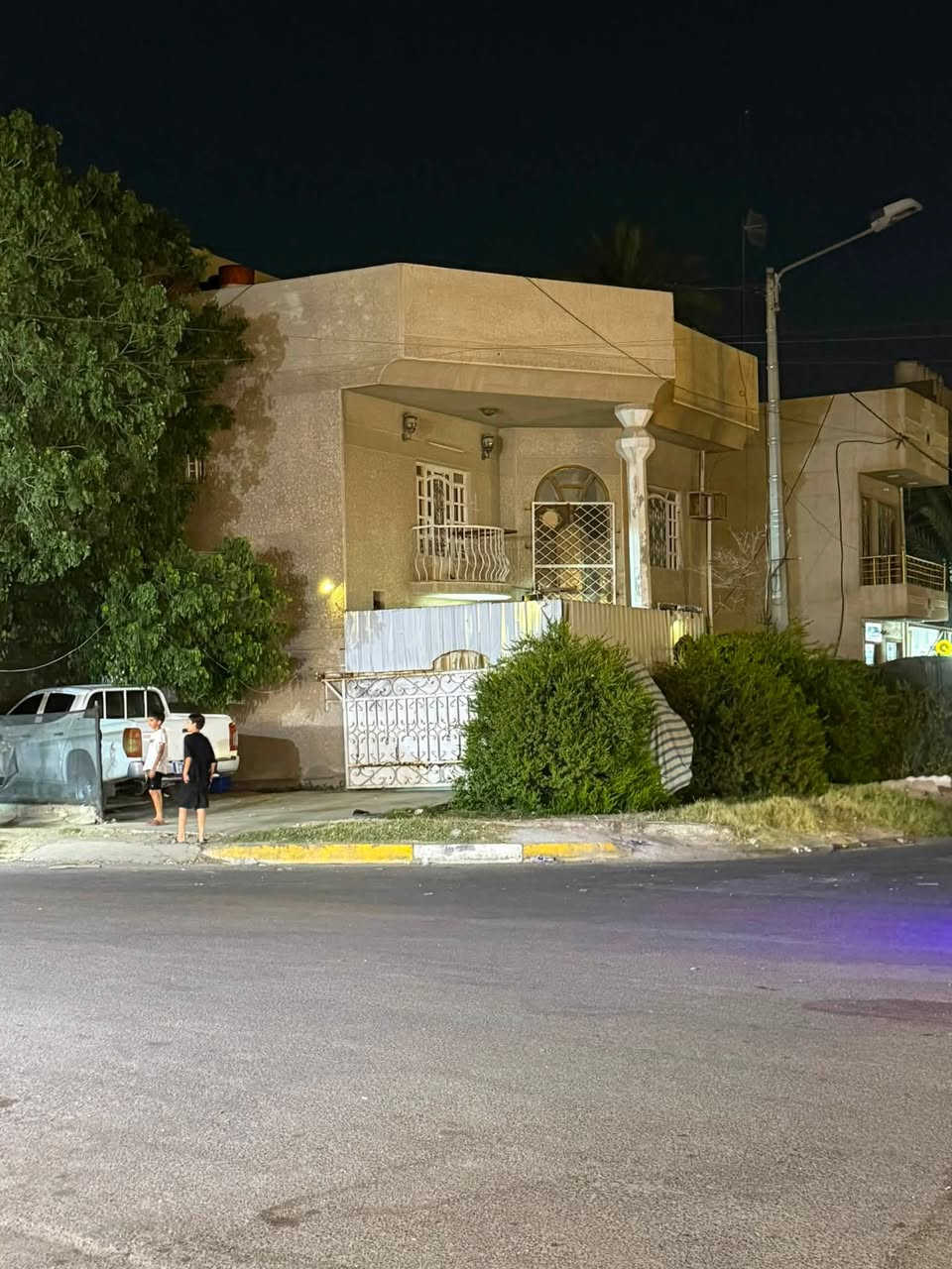 🔹دار تجاري للإيجار التجاري – موقع مميز (ركن تجاري بواجهتين)
📍 الموقع: بغداد – الحرية – شارع زين العابدين، مقابل ماركت حجي حسين.

🔹 مواصفات العقار:

 ● المساحة: 125 م².
 ● الواجهة: 11 متر.
 ● بناء مسلح سنة 2008.
 ● **ركن تجاري على اكثر من شارعين **.
 ● رصيف كبير جداً.

🔹 تفاصيل البناء:

الطابق الأرضي:

 ● طارمة.
 ● استقبال كبير.
 ● مطبخ واسع.
 ● غرفة.
 ● صحيات عدد (1).

الطابق الأول:

 ● 3 غرف.
 ● صحيات عدد (1).
 ● سطح كبير.

🔹 مخصص للاستثمار التجاري فقط (ليس للسكن)، ويصلح لـ:

 ● معهد تدريس.
 ● مركز كوزمتك أو عيادات تجميل.
 ● شركة أو مكتب.
 ● روضة أطفال صغيرة.
 ● أو أي مشروع تجاري أو خدمي مشابه.

🔹 ملاحظة: العقار ليس مخصصًا للسكن، ويؤجر للاستثمار التجاري فقط.

📞 للاستفسار عن الإيجار يرجى التواصل على الخاص أو عبر رقم الهاتف. ***********
