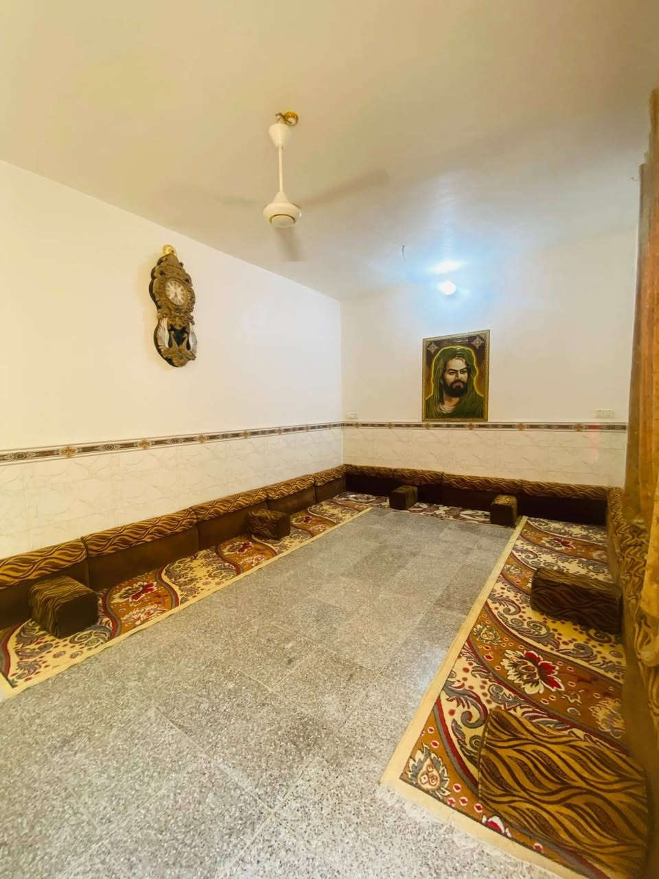 سلام عليكم بيت للبيع في حي الحسن يم فلكه مال مطار عله ايدك ليمنه البيت 150متر طابقين طابق الأول بي غرفه صاله مطبخ وستقبال وطارمه وبي حمامات داخليه وخارجيه وبي مكشوفه خلف بيت مامصوره +طابق ثاني بي غرفتين وحمام لحمام عايز بس سقف ولبخ ول غرفتين وحده كامله عايزه بس كهربايات ول ثانيه بورك وكهربيات لبيت كامل،من كلشي متعايش مال جناي شارعه يخبل سعر 40وبي مجال ***********وتساب
