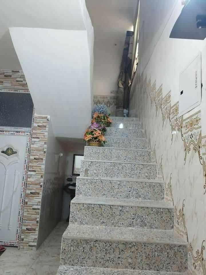 السلام عليكم دار سكن للبيع فول المواصفات في الكوت منطقة حي الحكيم نزلة بيت خليفة يقع على شارع 10م مساحتة 200م البناء طابوق درجة اولى والسقف صب مسلح والارضية والجدران سيراميك ويتكون البيت من غرفتين نوم وصالة واستقبال ومطبخ وصحيات داخلية وخارجية ومرقم من قبل البلدية السعر 60 وبي مجال الاستفسار الاتصال على هذا الرقم ***********
