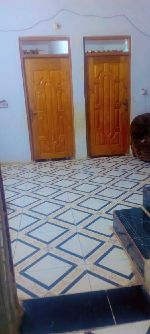 السلام عليكم دار للبيع في الكوت حي الجودين شارع النفط
المساحه 250 
الواجهه 8 متر
نزال28 متر
يبعد عن الشارع العام 200 متر 
 في شارع مدرسه شهيد مصطفى كريم الابتدائيه يبعد عن 200 متر / 

يتكون من  ///////
غرفتين 
صاله 
مطبخ استقبال 
صحيات خارجيه 
حمام 
ترك + منور 
للاستفسار الاتصال ع الرقم  // ابو ساره 
***********
***********
