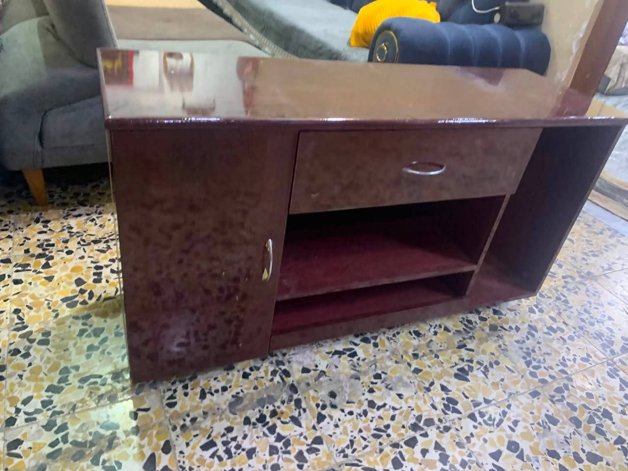 ملحق ميز متحرك بي تايرات قياس120 نوعيه كلش جيده جديد غير مستعمل السعر 80 الف فقط استفسار ***********
