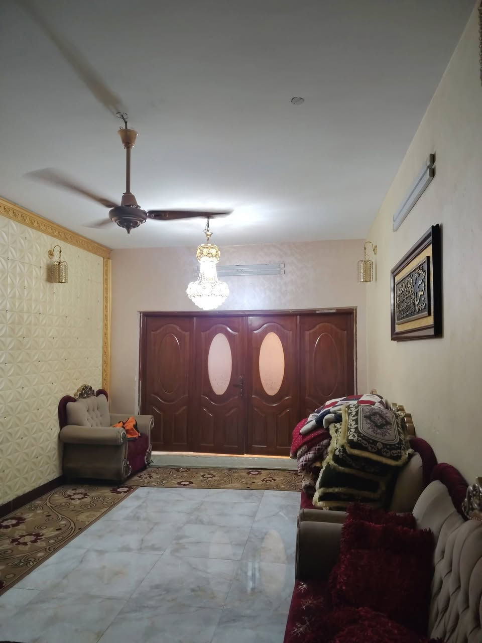 السلام عليكم
بيت في حي الفرات ٢٠٠ م مربع بناء ٢٠١٥ جديد 

للبيع من أجل السفر  للاستفسار الاتصال على الرقم 

***********
