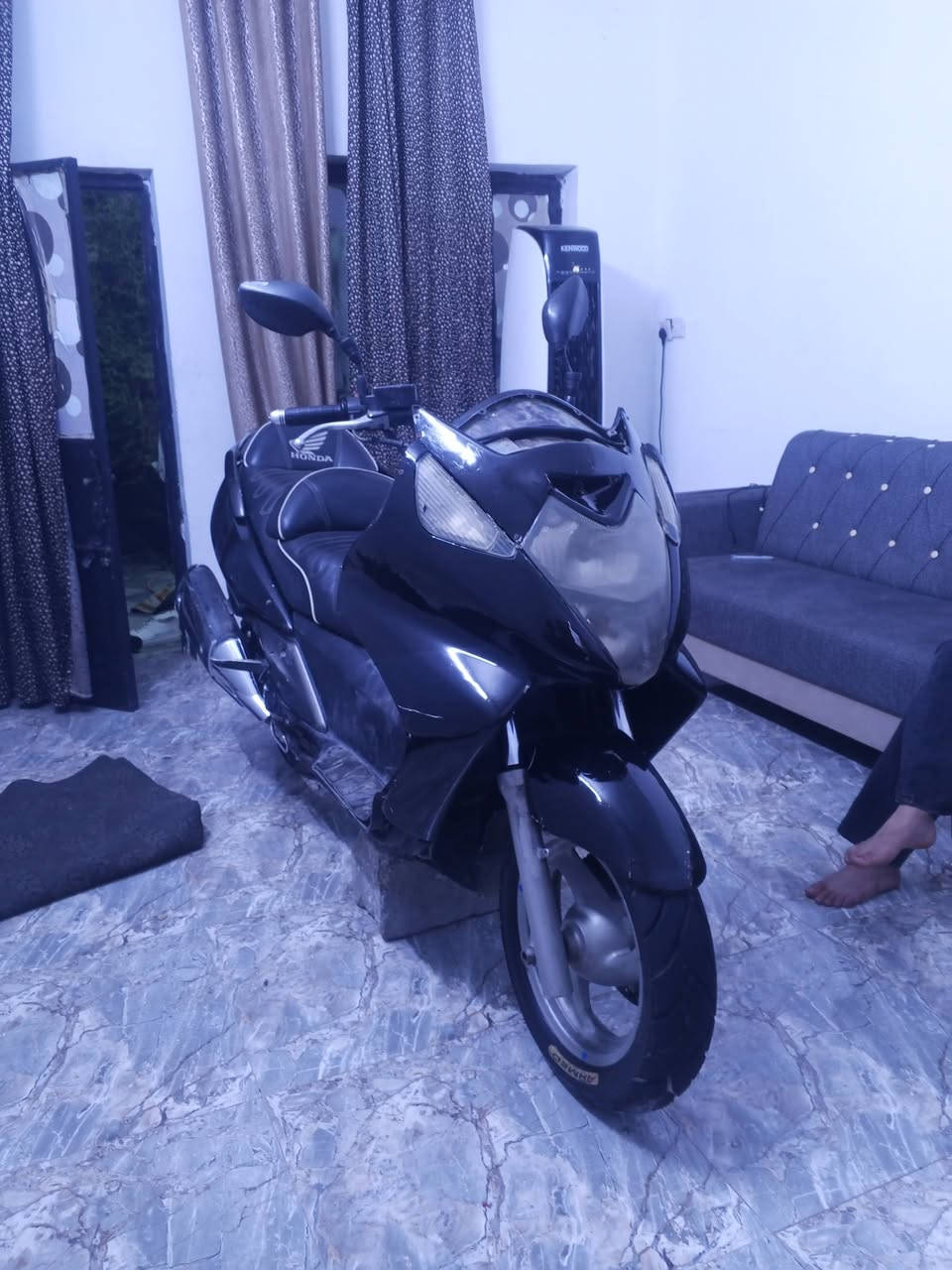 سلفر ونج 
دراجه مكينه خرسه مكينته وين متحط روح بيها دراجه صاروخ تخم تاير نكره سلف دراجه كفرها شويه تعبان كدام العين ونقصها الفج الخلفي هم موجود بس شد وبيها بولبرن مال ويل امامي شويه تعبان كيوجه ماتشتغل 
منفسيها وغراضه كامله 
سعر مليون 
مكاني دوره بوعيثه
***********
