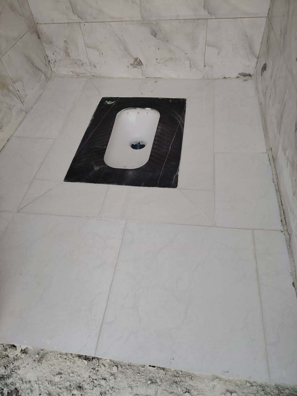 السلام عليكم..
خلفه سيراميك جدار وارضي بورسلين 60*60
 الواح 60*120
بابل  *********** متوفر واتساب
