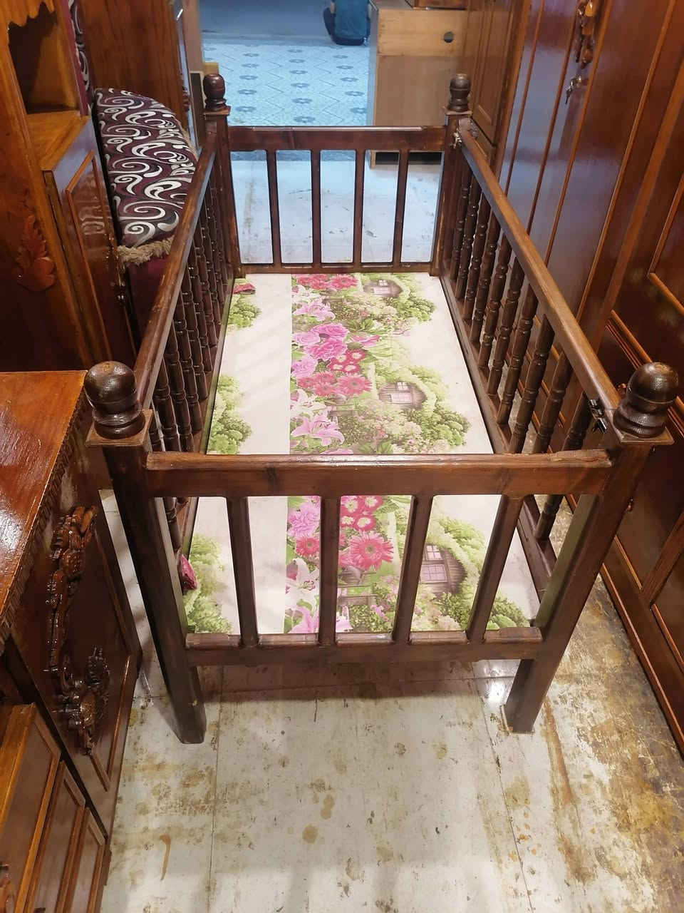 تخت طفل • درجة أولى • معرض ابو حسن