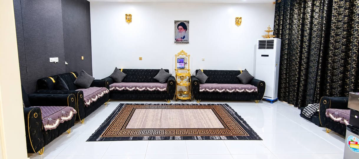 مرحبا
تخم عدد المقاعد ثنين صغار وثنين كبار وحده متوسطة الحجم نضيف وجديد ما مستعملينه اهوايه سعره ب٥٠٠ اذا هو والبردات مالاته يصير ب٦٠٠ اني برداته فصلتهن تفصال نفس قماش التخم جبتهن وخيطتهن
