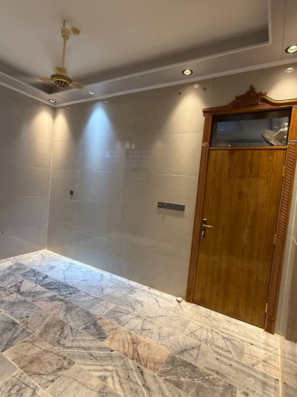 100 متر VIP طابقين استنساخ شارع 12م🪬🧿 
🏠 غرف نوم عدد 4+استقبال+صاله+مطبخ حار وبارد +صحيات عدد3
🚦 بناء درجه أولى شغل مهندس 2026
🌍 موقع الدار / حي العسكري منطقة ل 4 تالاف مقابل اسواق ادم شارع 12
🚧 ارضيه مرمر بورسلين الواح الدار كامل من خزانات + سخانات+ ماطور + خط مولده
للستفسار مراجعه عقارات ابو مصطفى العبودي 
*********** 📞 مصطفى العبودي
***********☎️📟 
عنوان المكتب / حي المكرمه شارع الطاقه بجانب مطعم سيد سعد @إشارة
