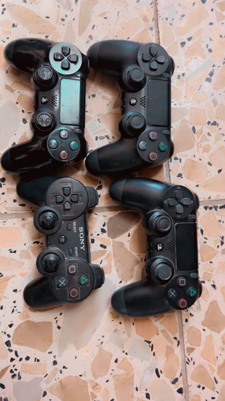 Play 4 (ps4) للبيع وياه دركسون  للاستفسار : *********** / ***********
