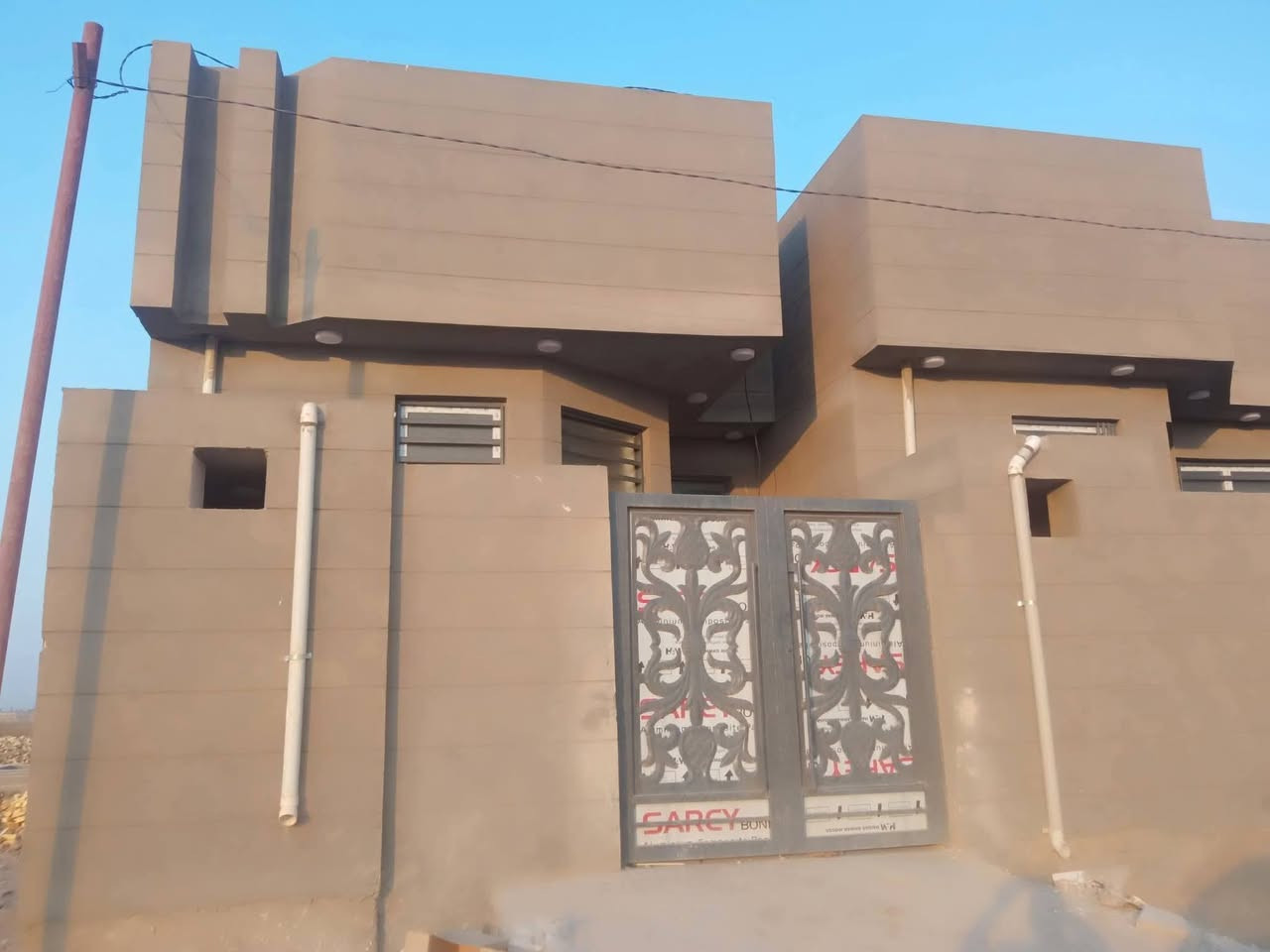 حله ورديه قرب مستشفى الكفيل مشتمل مساحه 100 متر غرفه صحيات داخليه خارجيه استقبال صاله بي سطحين بالإمكان بناء غرفه فوك كامل جاهز للسكن الاستلام فوري سند 25 للإستفسار الاتصال على الرقم *********** سعر 55 وبي مجال

