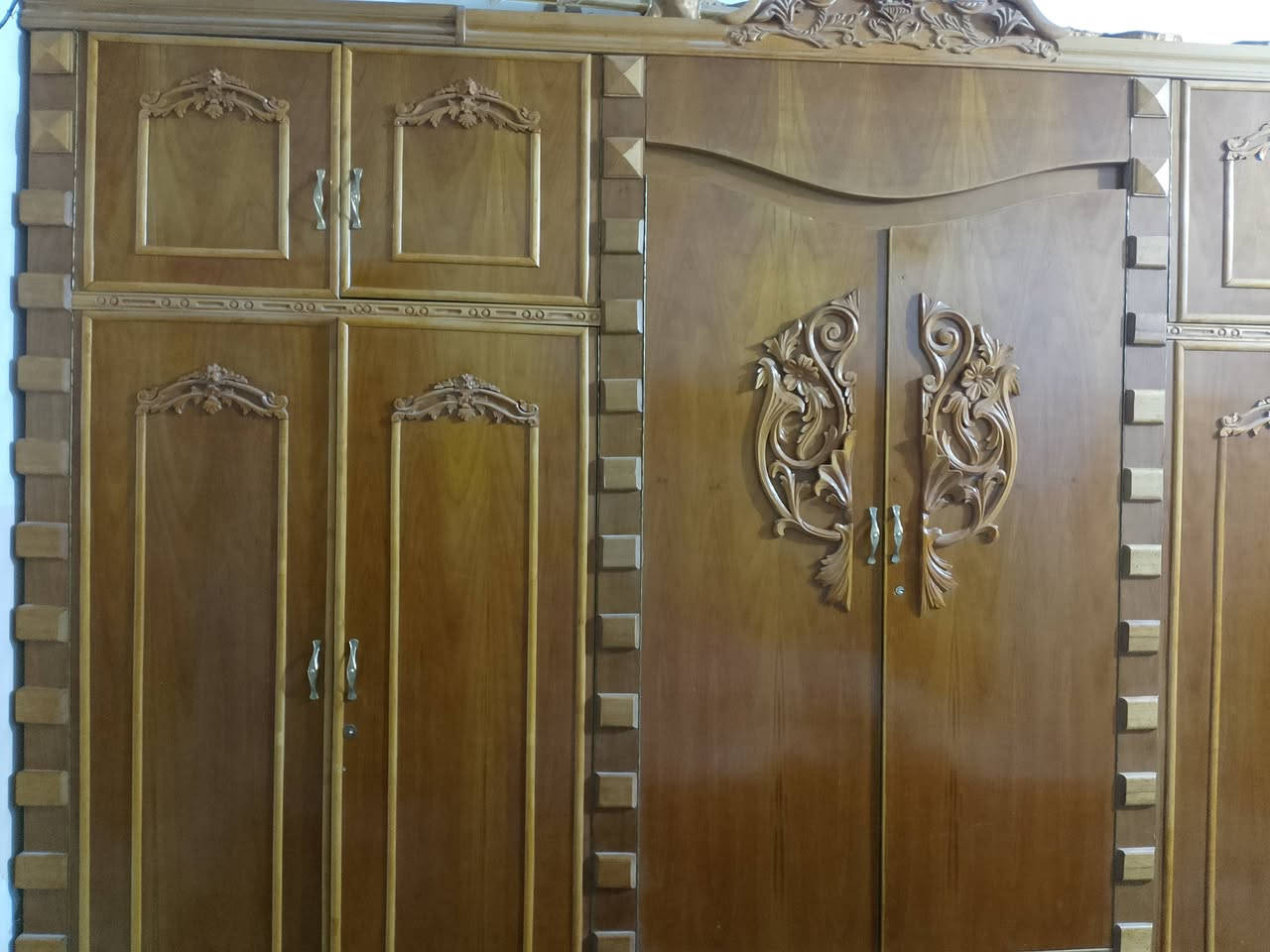 سلام عليكم غرفه كاملة للبيع اخشاب صاج تفصال جديد  عراقي درجه اولى كبل جيب وشد جاهزه للئخير مكان كربلاء سعره ،

 ***********

