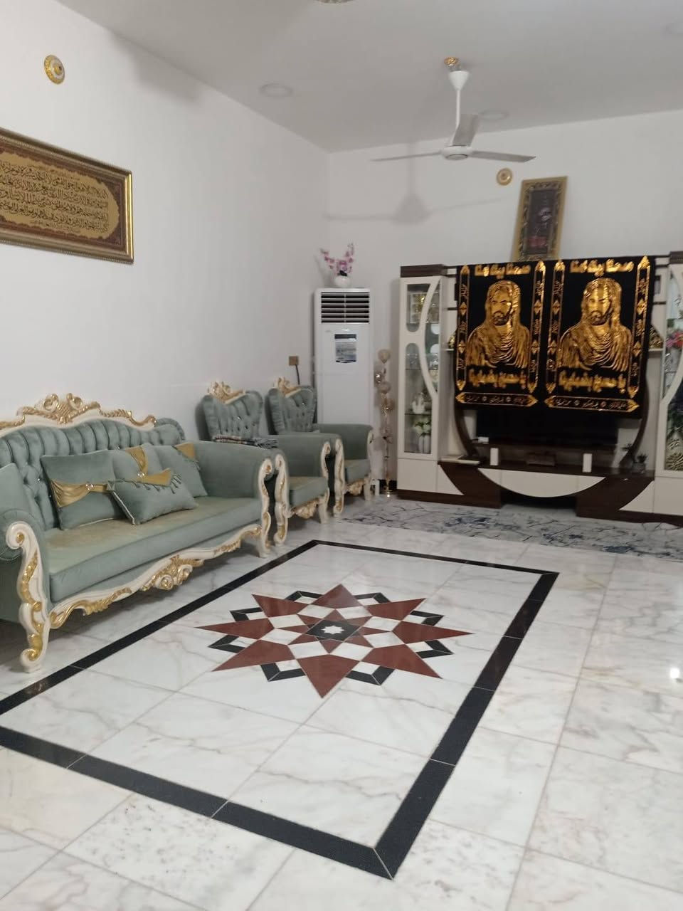 السلام عليكم
دار للبيع في حي الشهداء المساحه ٢٠٠ م البناء حديث كافه الخدمات تبليط ماء مجاري يحوي على طابقين الطابق الأول يحوي على كراج للسياره وحديقه وحمام خارجي واستقبال وصالتين وغرفه والارضيه مرمر  وحمام داخلي ومطبخ حار بارد ومناور عدد٢والطابق الثاني يحوي على ٣غرف نوم  والارضيه بورسلين درجه اولى وصحيات للاستفسار

***********

***********
