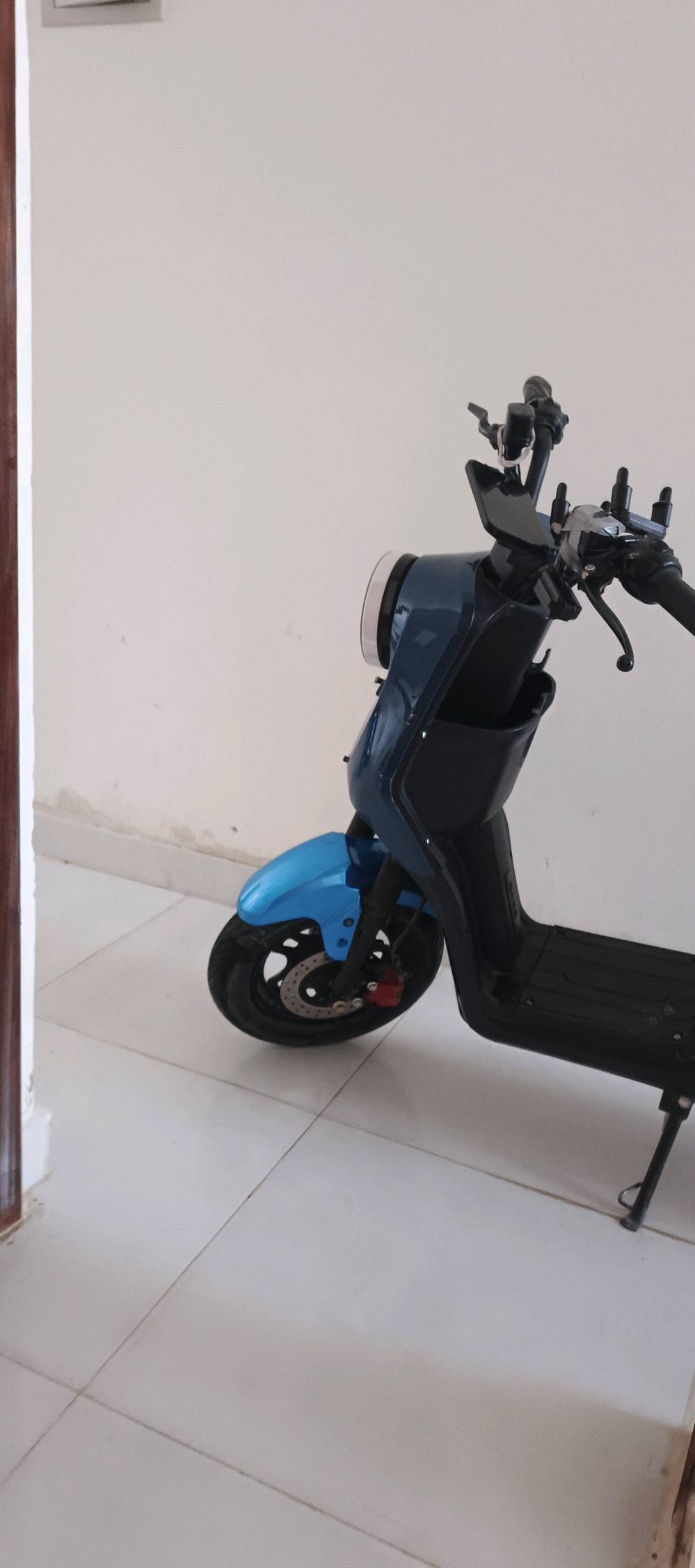 السلام عليكم ورحمة الله وبركاته دراجة شحن R9عالميه بطاريات جدد 22امبير السرعه 99 كامله مع مرايات وسله كامله مابيها اي نقص السعر 400بيه مجال العنوان واسط كوت
