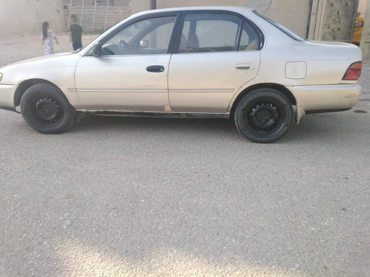 ه سلام عليكم سياره كورلا موديل ٩٢ بيه طخه بسيطه بل جاملغ الخلفي بدون اي دواخل بدون صبغ سنويه جديده سعره ٥٢ وبيه مجال بسيط الرقم ***********
