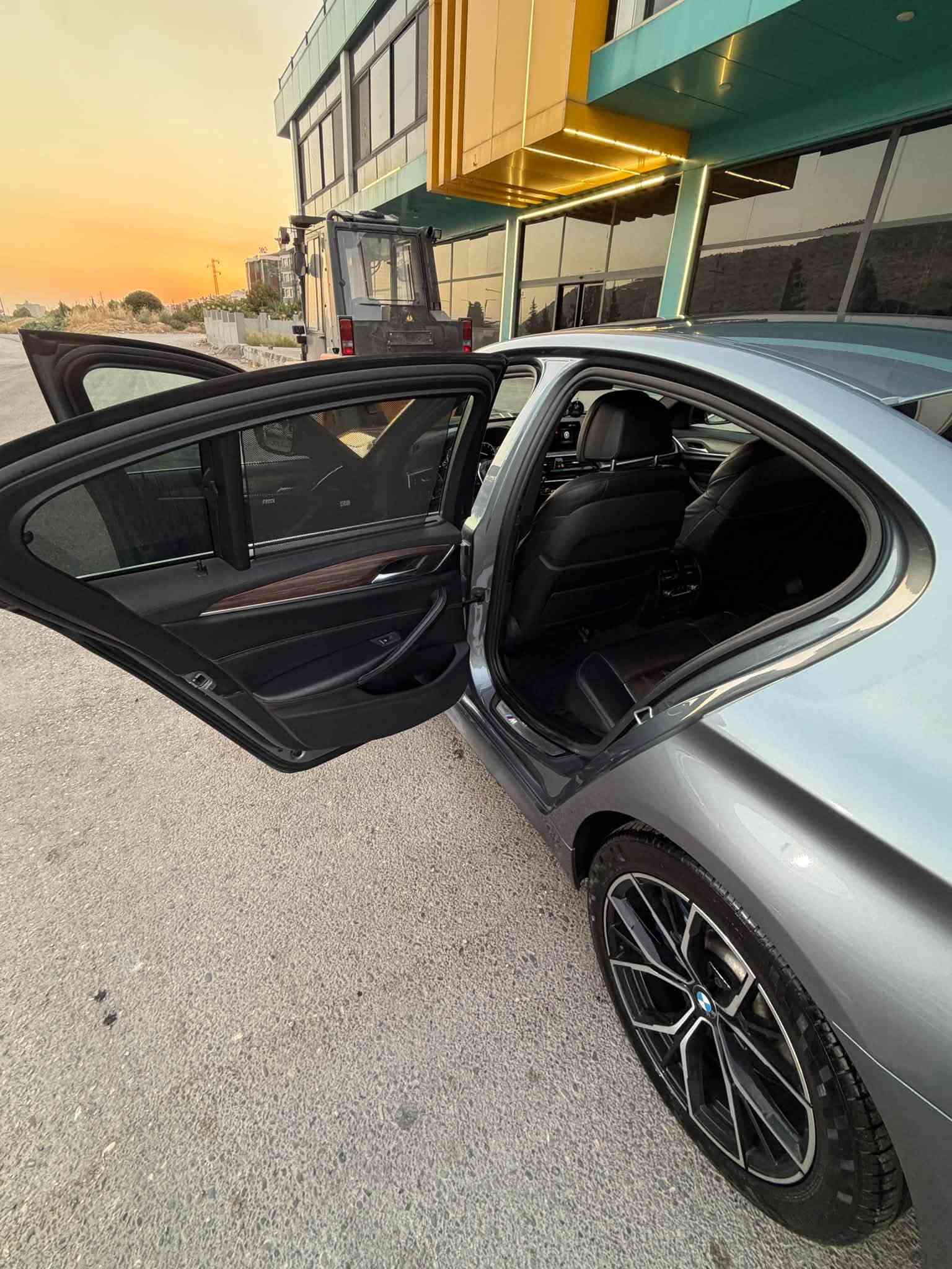 سلام عليكم
لبيع BMW 530 
موديل 2018 
سيارة كلين سيارة VIP
مواصفات فول فول مواصفات mbakej
سيارة كل موصفات 5 كاميرات داتاشو صندوق شفط كشنات حار بار رادار كشنات خزن كشنات 700 سيارة فول كاملة مكملة على 24 حباية سيارة رقم سنوية هزة كلشي كامل سيارة بسمي تحويل ثاني يوم سعر سيارة 250 ورقة بيها مجال لطيبين 
رقم او واتساب ***********
