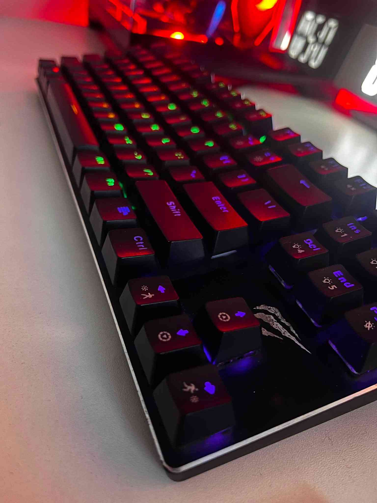شاشا   msi.  180hz.   حجم 24
--------
i5  11400
RAM. 16  3200 كورسير
m.2. ssd 256
gtx 1660. 3fan + RGB + من كيكا بايت
winows 11
مبرد مائي عل معالج.  شاشا ---------
يوجد وصل شراء ب الصور
كيبورد : ريدراغون.   ماوس :ريدراغون  سبيكرات خارجية. مكاني بغداد زعفرانية.  السعر مناسب خاص لان اكو متخاف الله تكسر. لي الاستفسار  ***********

نص مكتوب في الصور:
- ٩٠