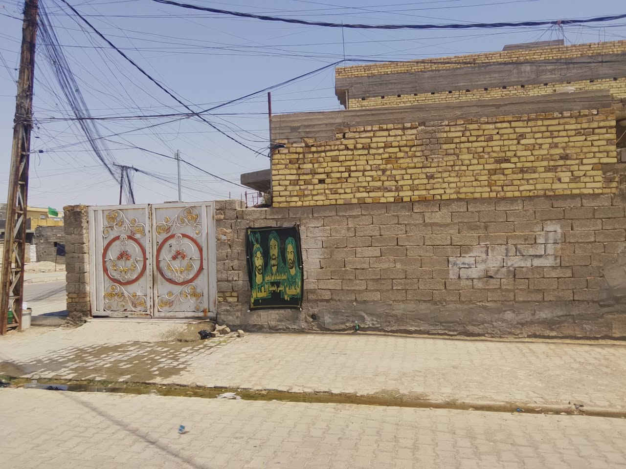 بيت ركن 200 م مصفر بي معامله البيت مقسوم قسمين مجرد رفع ضعلين من البيت يرجع كامل
المكان كوت حي الجهاد قرب مدرسه اولى العزم او متوسطه الجهاد
نهاية شارع بيت صبر
للاستفسار الاتصال على الأرقام التاليه 
‏‪***********‬‏
‏‪***********‬‏
