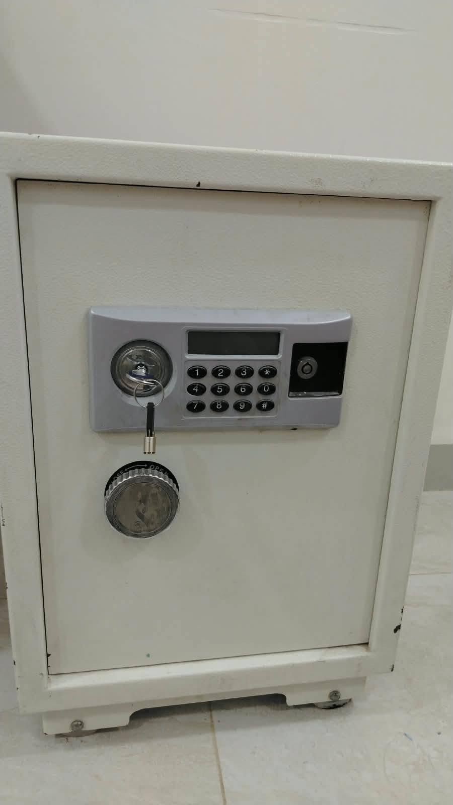 المندوبه ام جعفر 🫡
‏‪***********‬‏

نص مكتوب في الصور:
- شاشه بون نت اسکاي وورث
- حجم 43
- السعر 150
- ام عصافير يم ام عصافير يم مدرسة
- طوفان لاقصى
- ***********