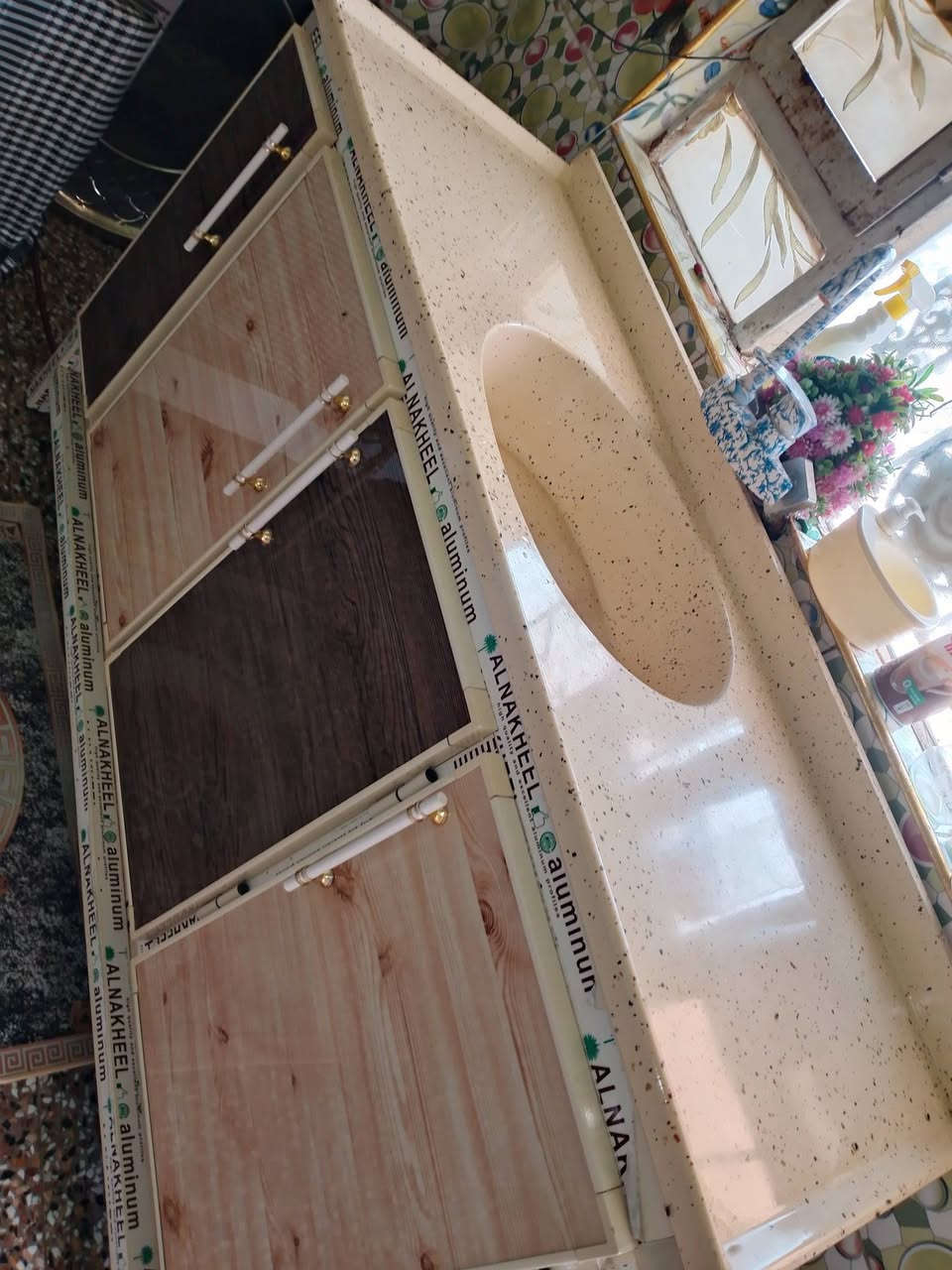 السلام عليكم معرض كامل للبيع هو وسنديه مكاني مشروع المسيب طاريه اللي يريده بخير ويدلل ***********
