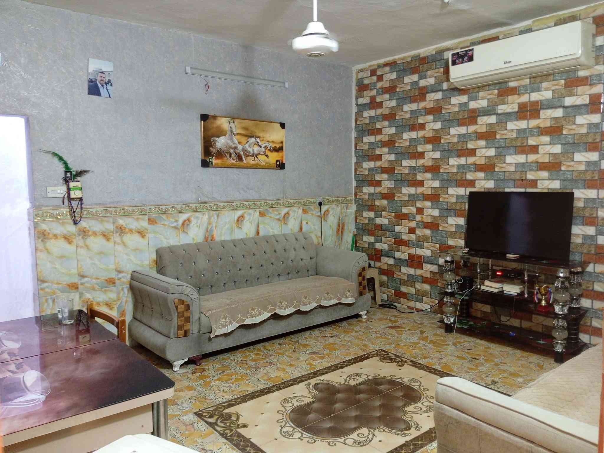 السلام عليكم دار سكنية للبيع طابو ملك صرف المساحة ١٥٠ متر واجهة ١٠ نزال ١٥ مع تشجير حديقة منظمة ٢٠٠ متر السعر ١٥٠ للاستفسار الاتصال بالرقم *********** المكان زعفرانية دور الشرطة قرب حسينية الزهراء ع مقابل مدرسة الرافدين
