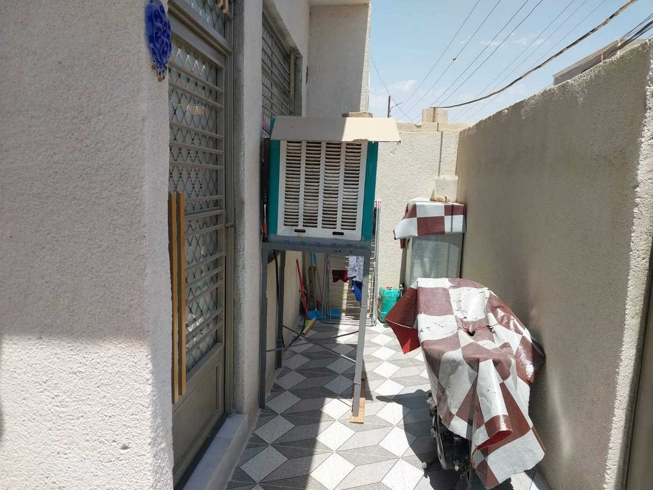 سلام عليكم مشتمل للبيع مساحه ١٦٠ متر سند زراعي حي لأمير يتكون من مطبخ ستقبال وصاله وغرفتين وصحيات غربيه وشرقيه وممر خلف الغرف البيت جديد بناء ٢٠٢٦ يعني جديد ميرادله كلشي  السعر ٨٥ وبي مجال ***********
