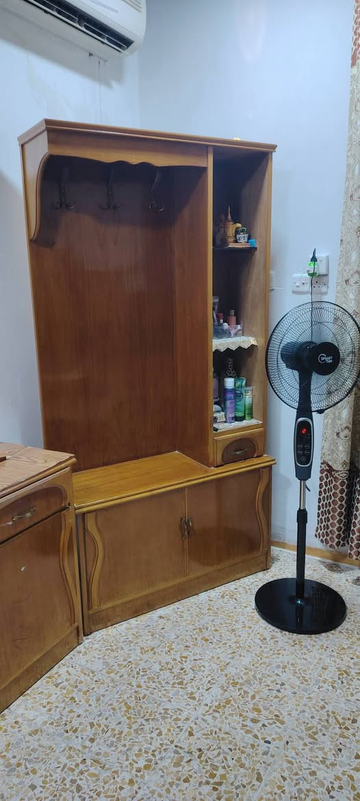 السلام عليكم / غرفه خشاب صاج ثقيل 5 أبواب ملحق  كلش نضيفه وحلوه وبل حقيقه         احلئ وسعرها مناسب
سعرها 650 الف مع دوشك تخت 
اتصال ***********
