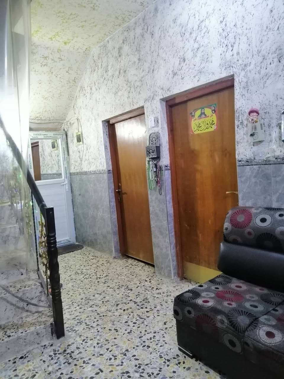 السلام عليكم بيت للبيع زراعي الزعفرانية الزوراء مقابل مول الجوهرة فرع محلات القمة المساحة ١٥٠م طابق ونص قريب على الشارع العام الشارع تبليط للاتصال ***********
