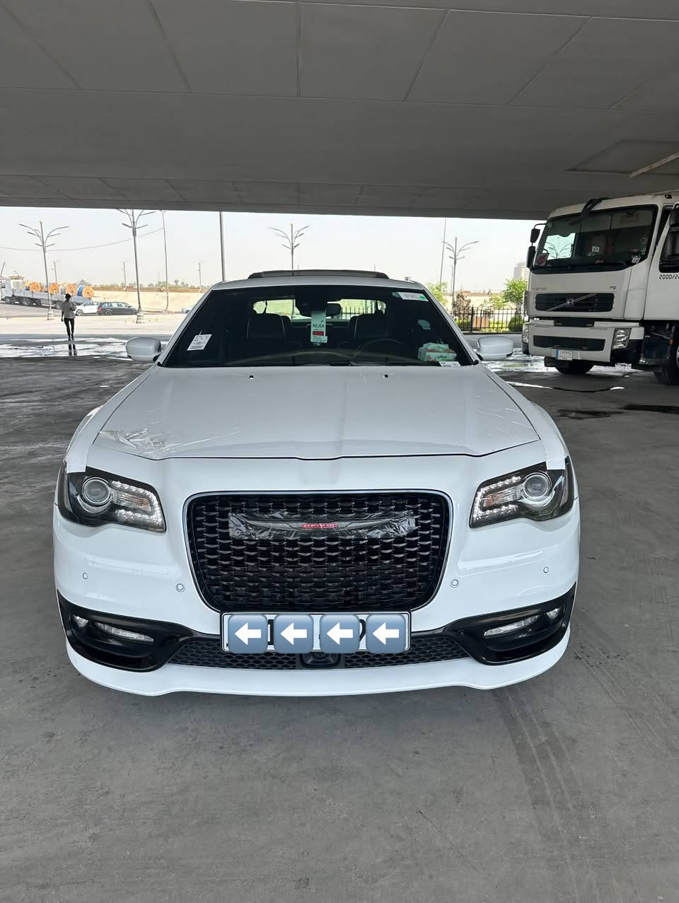 قطعه نادرة كرايسلر  اوباما 300S   (ألشايب👨🏻‍🦳⚜️)
الموديل :2023  . (خليجي) . 

العداد : 21الف  mi   . (اخت زيرو) .

(سياره وكاله هارلم ام ضمان 📍)

المحرك : V6 . 3.6L . 

الضمان : 3 سنوات او 60 الف كيلو متر . 

رقم سليمانية ￼ كامل بسمي تحويل ثاني يوم 

(السياره مكفوله كفاله عامه )

سياره جديده بعده اخت زيرو بمعنى الكلمه 

الموصفات 

 فول الفول 1/1 

المواصفات :

ردار امامي 

ردار جانبي 

* الواجهة الأمامية SRT. 

* پانوراما . 

* رادار مع مانع تصادم . 

* نقطة عمياء . 

* حساسات امامية . 

* مصابيح امامية زنون مع LED . 

* ويل قياس 20 أنج . 

* حساسات خلفية . 

* شاشه كبيرة مع نظام ملاحة نفكيشن GPS .

* سستم صوت الپاين مع سماعات بريميوم .

* مقصورة الركاب من الجلد الفاخر .  

* مقاعد أمامية كهربائية عدد 2 . 

* ذاكرة لحفظ وضعيات الجلوس (ميموري) . 

* مقاعد أمامية تبريد وتدفئة . 

* مقاعد خلفية تدفئة . 

* تشغيل عن بعد . 

* ستيرن كهربائي . 

* تدفئة ستيرن . 

* محدد سرعة . 

* تلفون بلوتوث . 

* كاميرا خلفية .

* مرايا متحسسة للاضاءة العالية .

* كير شفتر بالستيرن . 

* دخول ذكي (بصمة) .

رقمي ***********

اتصل عل واتساب هم

(مكاني بغداد )

(بيع او مراوس )
