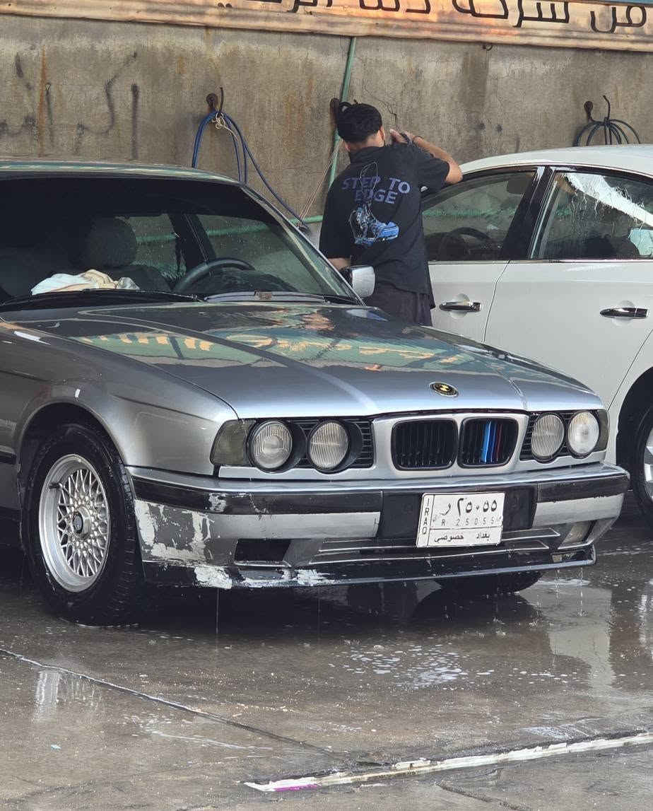 525 محرك 6 سلندر خطي مسكر عدل بحالة ممتازة كير عادي يعني انسى العطل، حدادية امامية خلفية جديدة تبريد فول، كزوز رياضي السيارة كلش نظيفه وجاهزة نقصها فقط شوي ترتيبات بالغرفة غرفتها 65% رقم بغداد مشروع وطني مكانها بصرة وراعيها بالبصرة مطلوب بيها 46 وبيها مجال ، والشراي يشلع عيوني  موجودة بشط العرب الجزيرة باب الهوى 
          ***********      .      ٧٧٤٥١٧١١٠٤. البصرة, العراق

