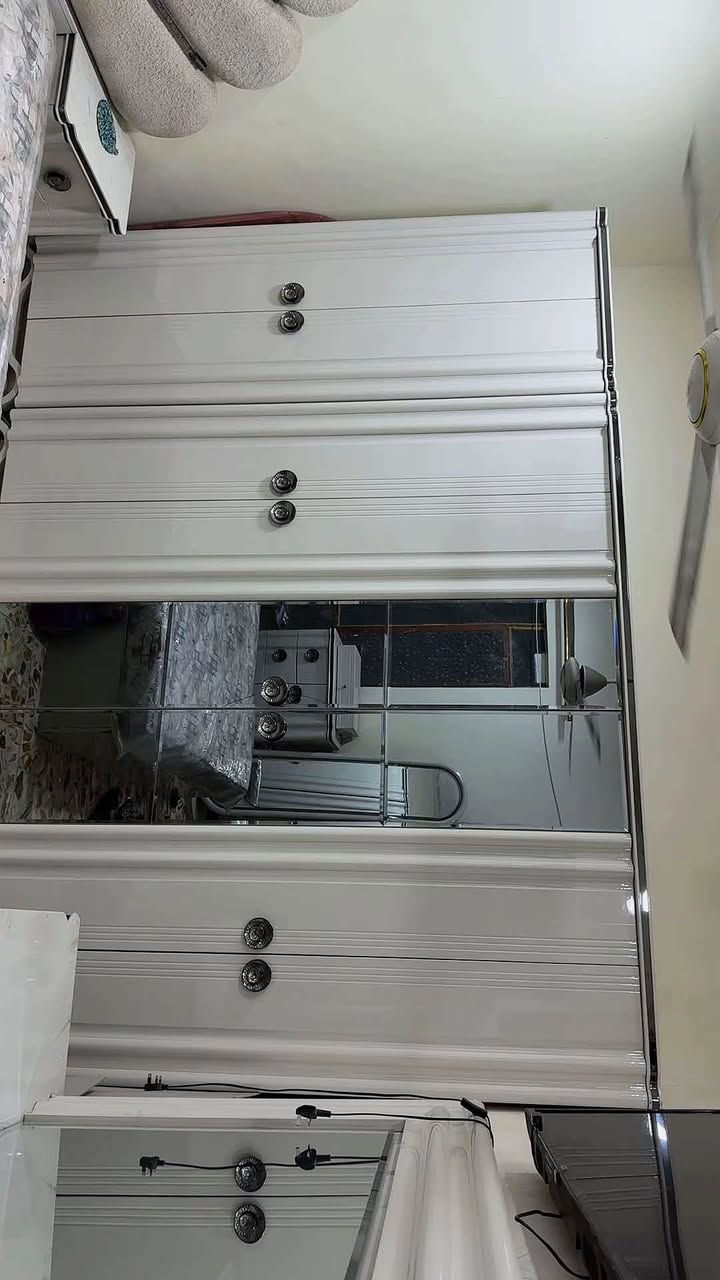 غرفه موديل الشمس جدا جدا نظيفة فوك ما تتصورون لان استخدمت شهرين فقط كل الاناره بيها شغاله والتصوير ضالمها بالحقيقه احلا وانظف السعر ٢ ونص وبيها مجال موديل الشمس تركي درجة اولى خشبها جدا متين مكاني بغداد الجديدة 
الرقم ***********
