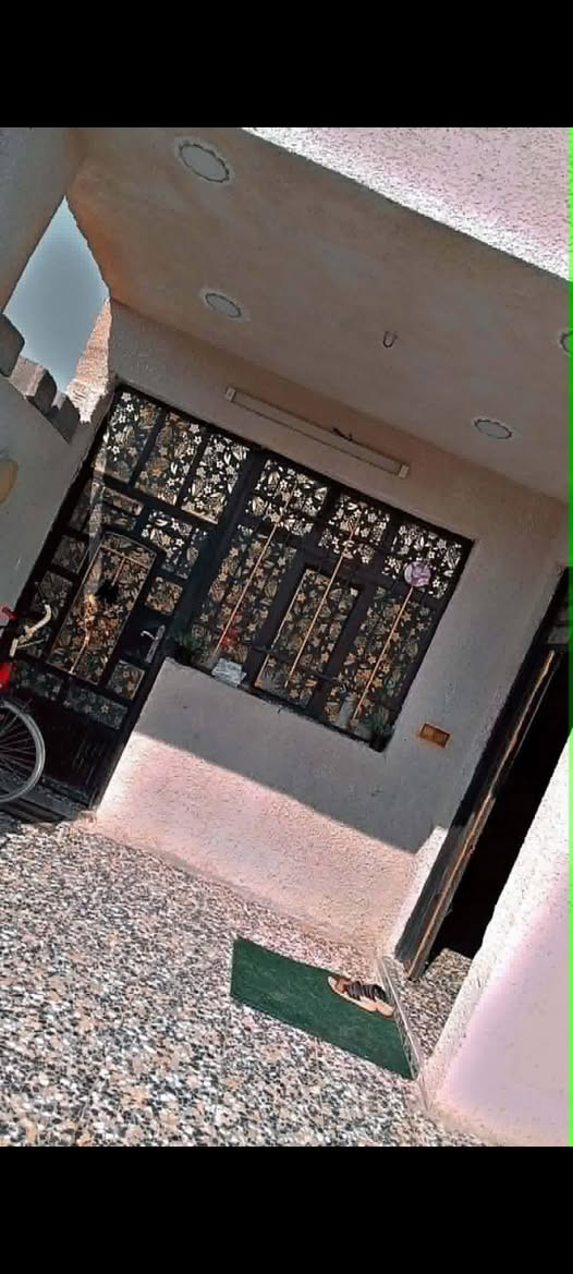 السلام عليكم بيت للبيع في منطقت حي الرحمه مساحه 150يحتوي علا غرفتين نوم +صاله +مطبخ حار+بارد +منور +غرفت ضيوف صحيات وحمام داخلي وخارجي بناء جديد البيت كامل من كلشي السعر 105وبي مجال رقمي ***********
