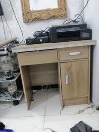 ميز مكتبي • للبيع