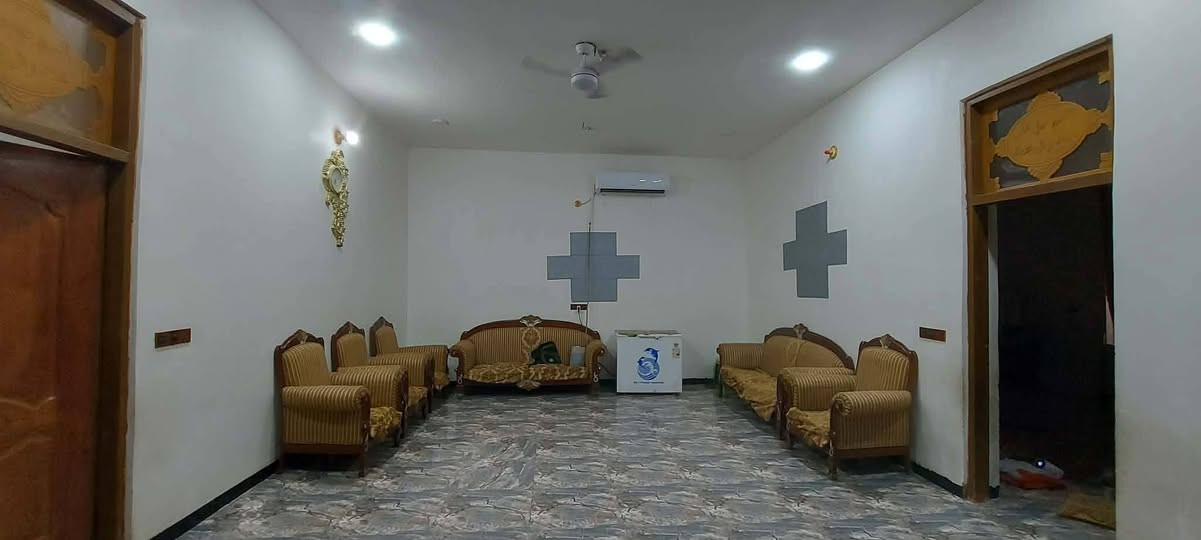 🔅 دار للبيع مميز طابوك صب مسلح  🔅
⚜️ المســــاحة⚜️380  متر زراعي 
⚜️ العنــــوان ⚜️  المحاويل  // محلق حي العسكري ارض شهيد 
🔆  الــتـــفـــــاصـيــــل  🔆
سنه البناء 2024
الدار نضيف وجديد بمعنى الكلمة 
حديقه وكراج سياره يتسع 2 
البناء صاله استقبال مطبخ وجلسه نساء وغرفه نوم عدد 2 ومجمع صحيات داخلي وخارجي 
عرض الشارع 10 متر 
تبليط وماء وكهرباء واناره 
⚜️⚜️⚜️⚜️⚜️⚜️⚜️        
للاستفســار مراجعـة  المكتب المحامي علي راجي العلواني الكائن في حي 17او الأتصال على الأرقام.🟡🟡📞📞📞♾

*********** 🔆📞

***********
