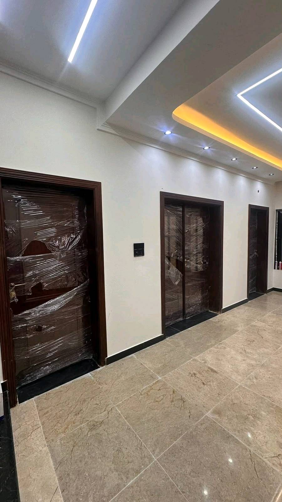 موجود نسخه من الطابو وتصوير فيديوفرصة استثمارية وسكنية مميزة للاقتناء في موقع حيوي وقريب من الخدمات العامة، دار حديثة البناء بتصميم متكامل ومواصفات عالية الجودة.
​تفاصيل العقار:
​الموقع: البصرة - الخربطلية الجديدة (قرب جامعة الكنوز - كلية طب الأسنان).
​المساحة: 252 م² + 12 م² فضلة مساحة.
​عرض الشارع: شارع عريض بعرض 20 متر تقريباً.
​سنة البناء: 2026 (بناء حديث بالكامل).
​المواصفات الفنية والهيكلية:
​عدد الطوابق: 3 طوابق.
​المرافق الداخلية: 8 غرف نوم + غرفة استقبال واسعة + غرفة طعام.
​المساحات الخارجية: حديقة داخلية وخارجية + كراج سيارة. 
​مواد البناء: بناء كامل بالكرك/الطابوق، مع أرضيات مرمر فاخرة لكامل الدار، وسقوف مزينة بديكورات جبس حديثة. واجهة الدار مرمر 
​التأسيسات: تنفيذ البناء والكهربائيات وتأسيسات الماء والمجاري بدرجة أولى ممتاز.
​للاستفسار عن السعر والتواصل وارسال الصور ومقاطع الفيديو أو لتحديد موعد للمعاينة الميدانية، يُرجى الاتصال على الرقم: ***********  اتصال ويوجد واتساب
