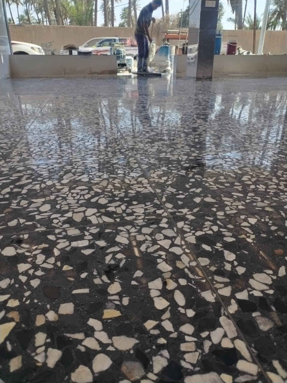 النموذج بعد عملية الجلاية 

المقطع يوضح اهمية عمل الجلي الموقعي لكثير من المنازل 

اذ يعطي جمالية ونعومة ومنظر مهم ولمعة دائمية 

تم تصفير وتنعيم وتلميع الارضية بجميع مراحل الجلي 

للاستفسار متوفر واتس اب 
او للاتصال 
***********
***********
***********
