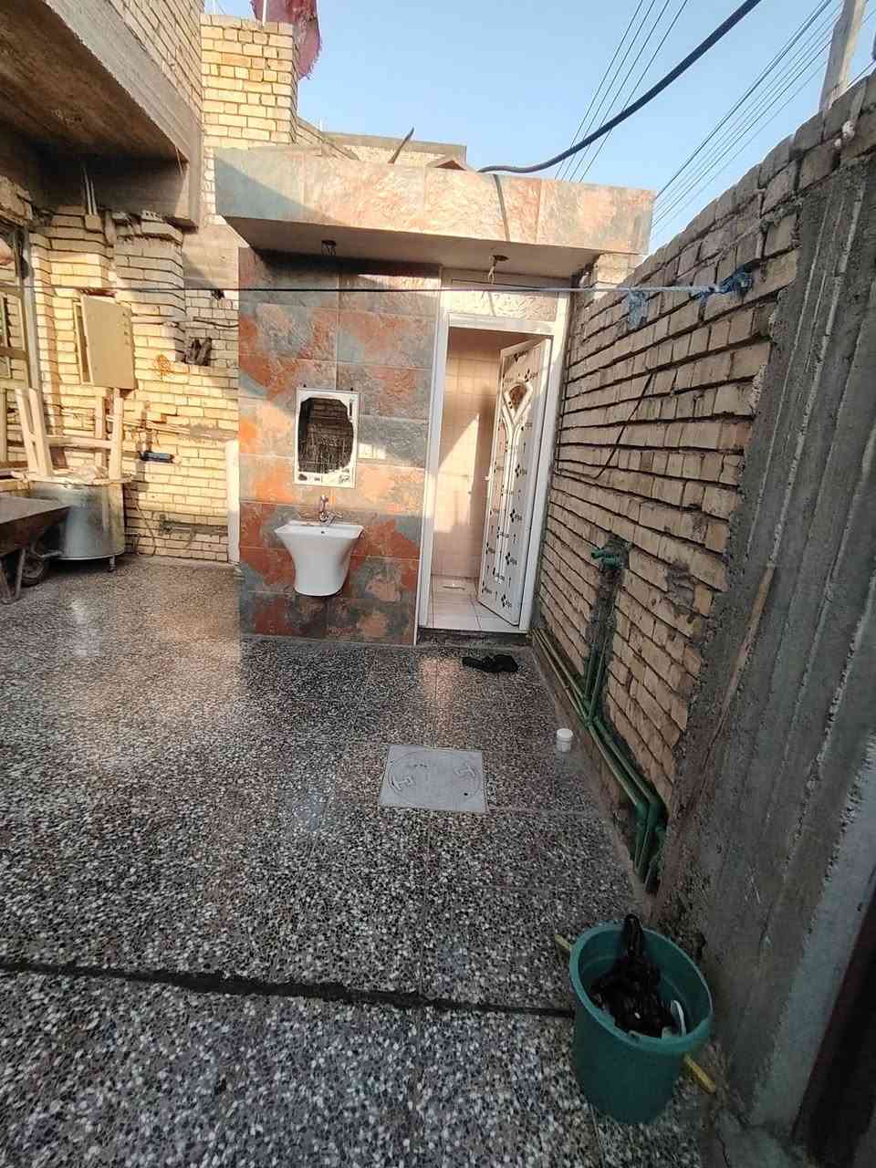 السلام عليكم 
دار للبيع  طابو زراعي. خلف محطه الوقود  بل بدايه 
المساحه 200م.  البناء 2024.  طابق ونص.   السطح شتايكر. كامل. والطابق النص موظح بل صورة. كلشي
 واي استفسار. واتساب متواجد. فيس ما متواجد 
***********
