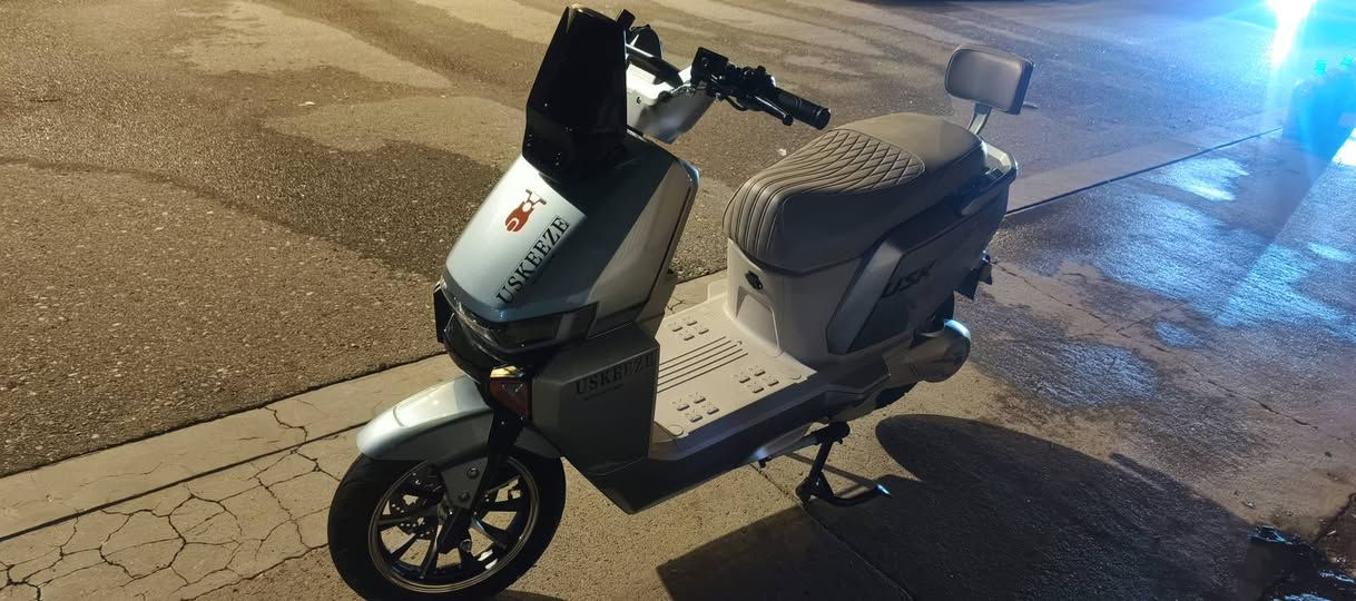 🏍️ للبيع ماطور كهربائي U5K
✨ الحالة: نظيف وبحالة جيدة
⚡ النوع: ماطور كهربائي U5K
🔋 البطارية: 72 فولت – 6 بطاريات
🔌 الشاحن: أصلي مع الماطور
🚀 السرعة: تقريباً 70–80 كم/ساعة
🛣️ مدى السير: تقريباً 60–80 كم حسب الوزن وطريقة القيادة
🛞 الإطارات: عريضة ومريحة
💡 الإضاءة: LED أمامي وخلفي
🛑 الفرامل: ديسك أمامي وخلفي
🪑 المقاعد: مريحة 
⏱️ وقت الشحن: تقريباً 6–8 ساعات
✅ اقتصادي الملف 3000.
✅ مناسب للاستخدام اليومي داخل المدينة وخارجها
✅ جاهز للاستخدام
📍 الموقع: الموصل
💰 السعر: 850 قابل للتفاوض
📩 للتواصل والاستفسار راسلني واتساب ***********.
