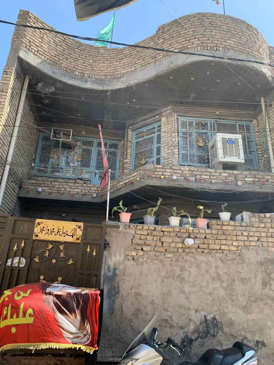 السلام عليكم 
بيت ١٦٠ متر طابقين بناء حديث
الشعله قطاع ١١ شارع سيد شناوه
 
للاستفسار الاتصال على ***********
