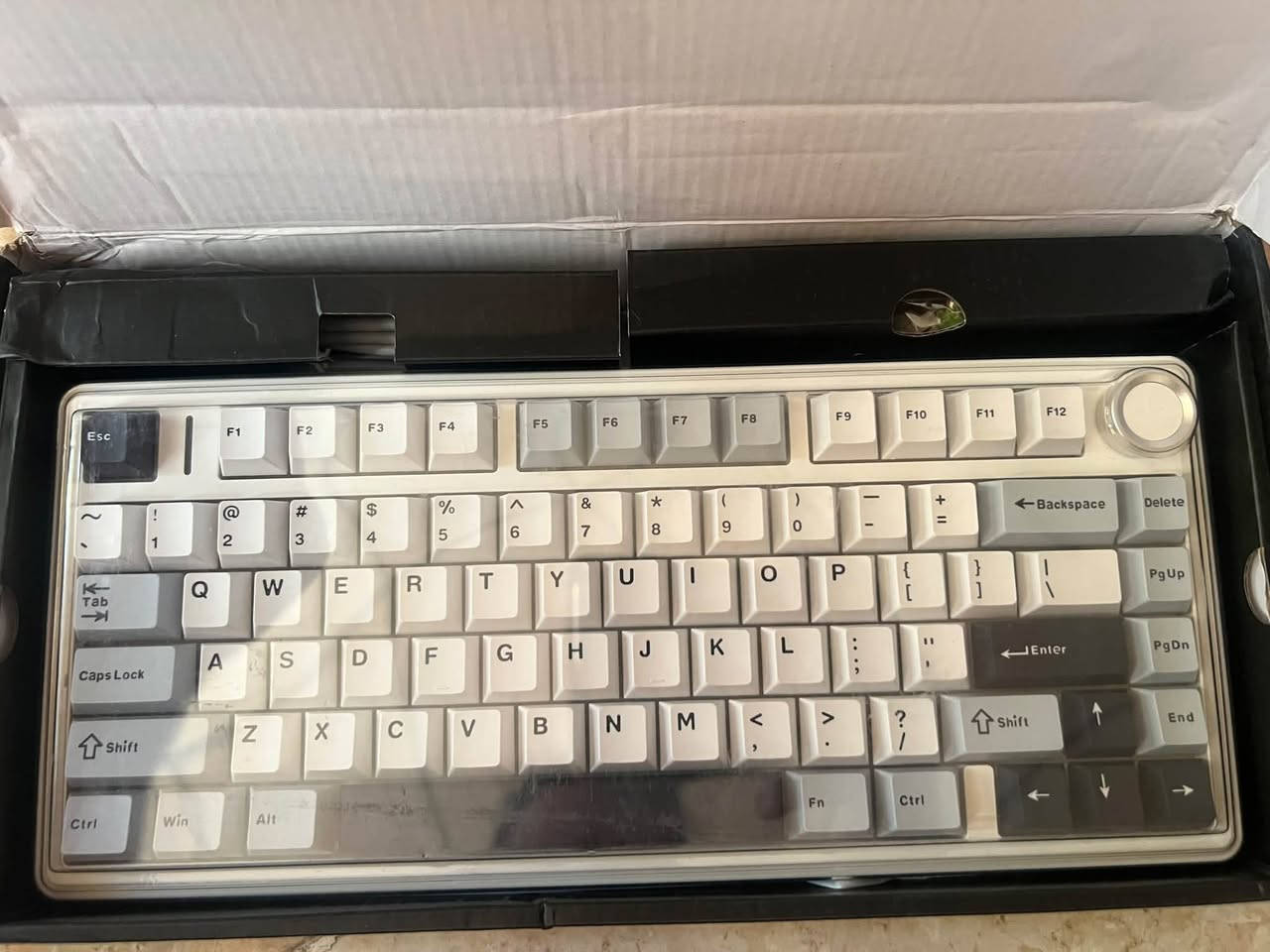 متوفر مجموعه من الكيبوردات المميزه
grava star K1
Logitech G515
Logitech G915
Aula F75
