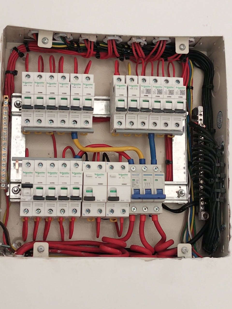 ⚡ خدمات كهرباء متكاملة ⚡
🔹صيانة منازل ومحلات 🔧
🔹تأسيس بوردات وسيطرة (ATS) حسب الطلب
🔹أعمال البوري والسيمنز بدقة وجودة عالية
🔹أسعار مناسبة وخدمة سريعة
📍 الانبار،  الرمادي 
📲 ***********
👷‍♂️ الكهربائي:مروان عبود
#كهرباء #بوردات_سيطره #تأسيس_كهرباء
