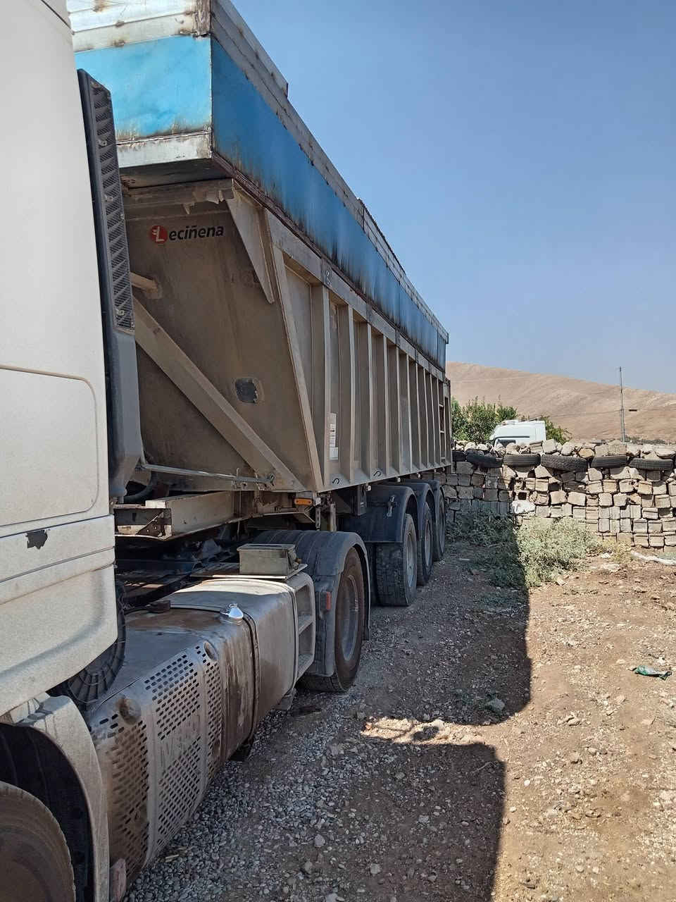 شاحنة • بدون تفاصيل • نص بالصور
