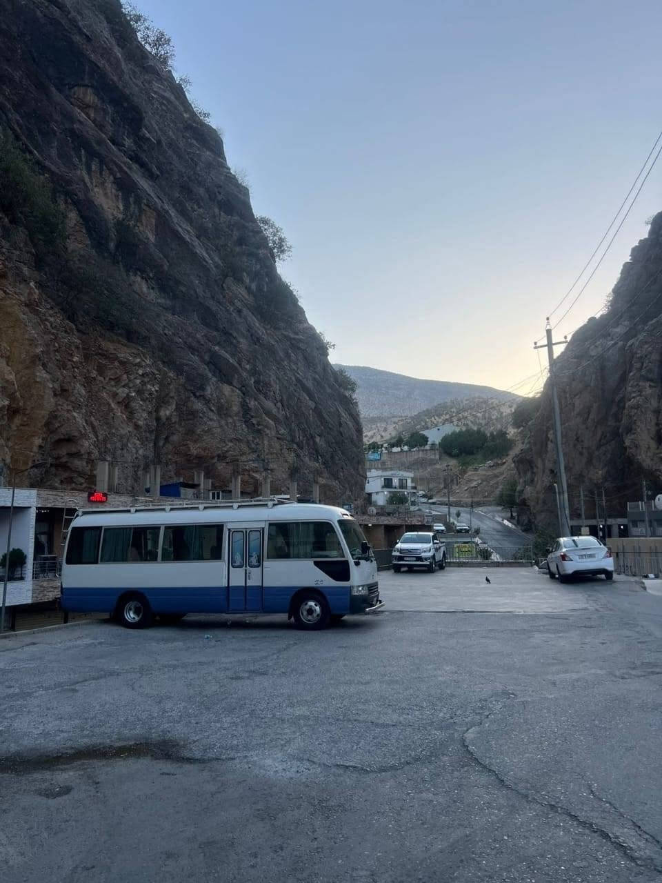 كوستر موديل ٧ البيع سيارة كامله سعر ٢٢٠ بيه مجال الشراي وتساب موجود *********** مكان بغداد جسر ديالي الجديد
