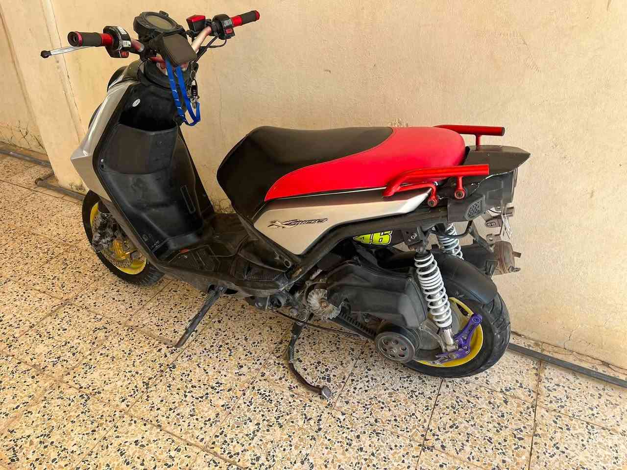 سكنس جبلي دراجه مكفولة
كاملة ماناقصها شي
 شلعة ومعدل كهربائيات كلة شغال
السعر 950 وبيها مجال حك الجية
ديالى ***********
