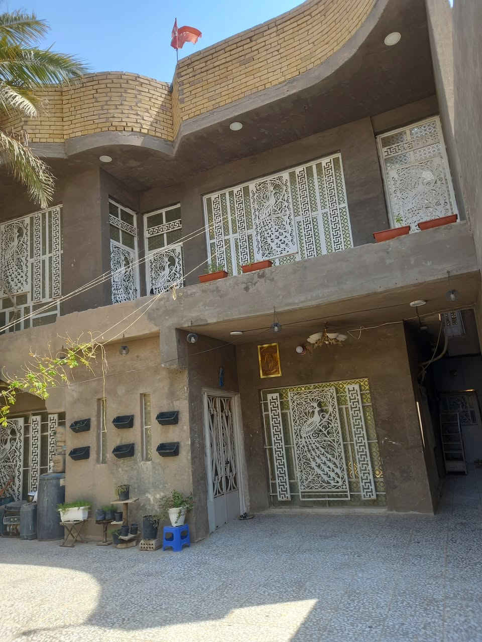 بيت للبيع مساحة ٢٠٠ متر طابقين يحتوي على ٥ غرف نوم وثلاث حمامات ومطبخ حار وبارد واستقبال وهول وصالةالسعر التواصل على الماسنجر وعلى الرقم ***********

