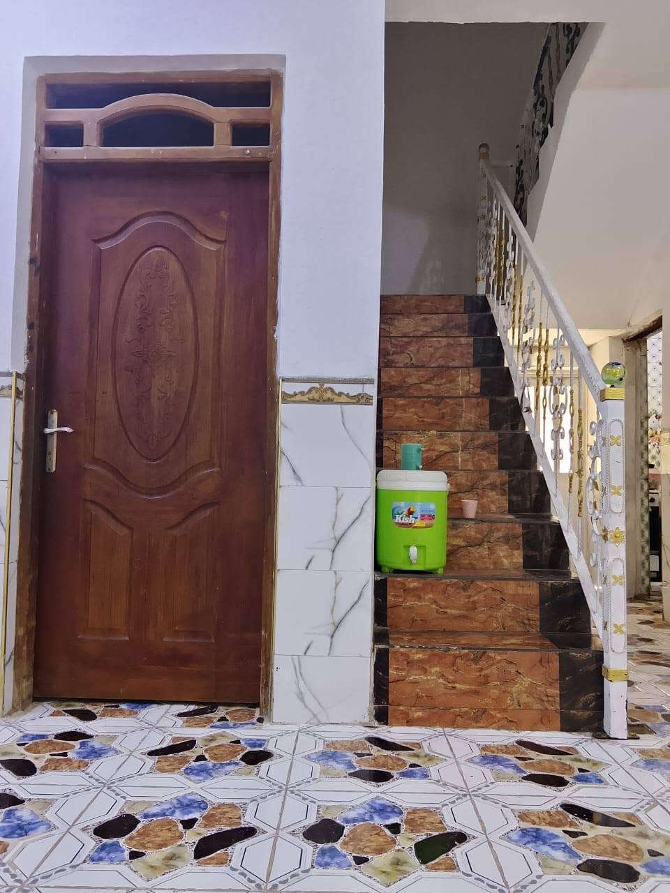 الدار للبيع المساحه ١٠٠م مربع ركن يحتوي ع غرفتين ٥م
استقبال ٥ ونص
صاله كبيره
مطبخ ٤ في ٣
شيشان الثانيه قرب السايدين
وقرب سايدين الموضفين
سعر ٧٥ الاستفسار الاتصال على الرقم .***********
