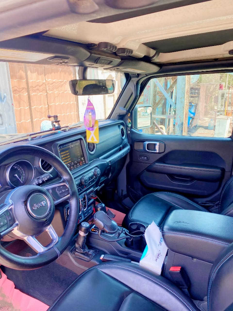 🚙 للبيع Jeep Wrangler Rubicon 4xe – موديل 2022
1️⃣ الموديل: Jeep Wrangler Rubicon 4xe
2️⃣ السنة: 2022
3️⃣ الفئة: Rubicon
4️⃣ النوع: Hybrid Plug-in 4xe
5️⃣ الأبواب: 4 أبواب
6️⃣ الدفع: 4×4
7️⃣ المحرك: 2.0L Turbo
8️⃣ القوة: 375 حصان
9️⃣ العزم: 470 lb-ft
🔟 القير: أوتوماتيك 8 سرعات
1️⃣1️⃣ الدفرنس: أمامي وخلفي Locking Differential
1️⃣2️⃣ الدبل: Rock-Trac 4WD
1️⃣3️⃣ Low Range: 4:1
1️⃣4️⃣ البطارية: Plug-in Hybrid
1️⃣5️⃣ المدى الكهربائي: حوالي 22 ميل حسب مواصفات المصنع
1️⃣6️⃣ عدد المقاعد: 5
1️⃣7️⃣ الممشى: 40,000 ميل تقريبًا
1️⃣8️⃣ الرقم: بغداد
1️⃣9️⃣ الصبغ: بدون صبغ
2️⃣0️⃣ الحادث: حادثة بالأكسل
2️⃣2️⃣ حالة السيارة: البيع على وضعها الحالي،  

سعره 31000

وبيه مجال 
***********
📍 الموقع: بغداد الشعب
